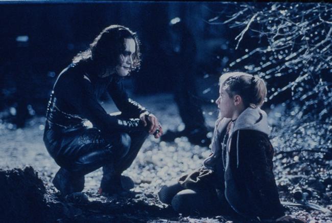 Brandon Lee and Rochelle Davis in 'The Crow'