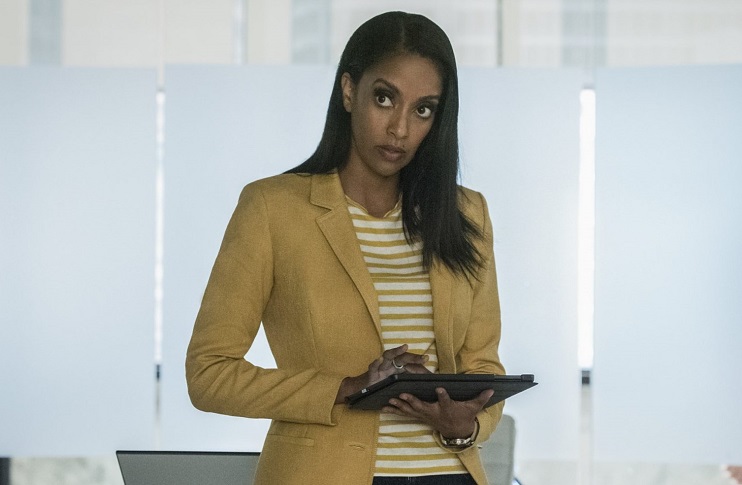 Azie Tesfai as Kelly Olsen on Supergirl holding a tablet