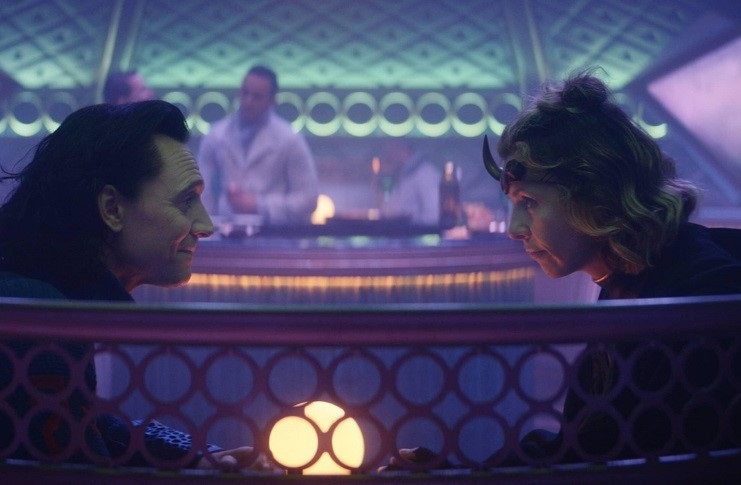 Tom Hiddleston and Sophia Di Martino in Loki in a bar