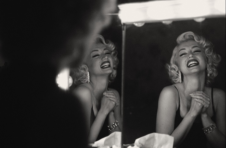 Ana de Armas as Marilyn Monrie in Blonde laughing in mirror